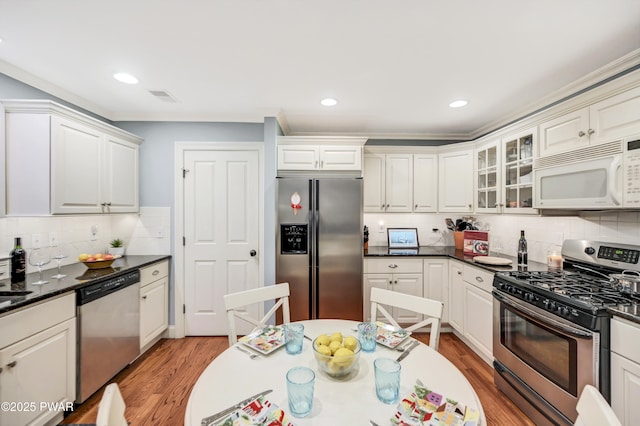 136 Weasel Rd, Dingmans Ferry, PA 18328 - kitchen featuring appliances with stainless steel finishes, light wood-style floors, backsplash, dark countertops, and recessed lighting