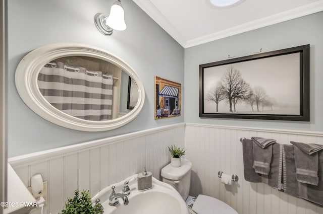 136 Weasel Rd, Dingmans Ferry, PA 18328 - full bathroom with wainscoting, crown molding, and curtained shower