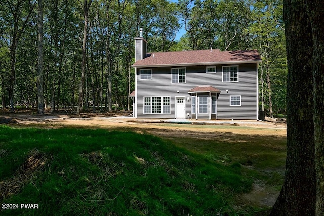 view of front of property featuring a front lawn