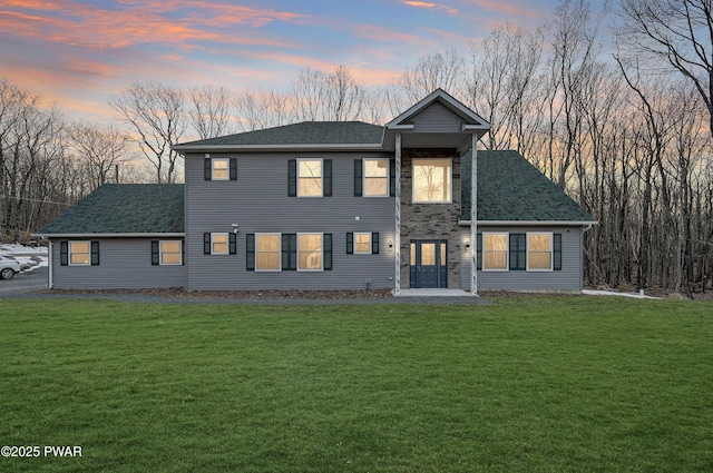 view of front of property featuring a lawn