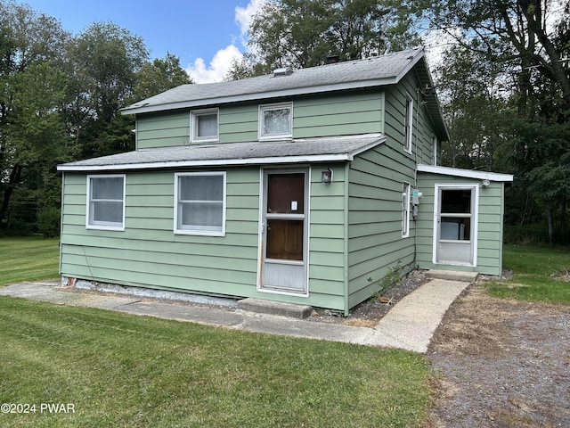 view of front of property with a front yard