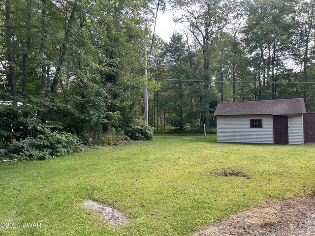 view of yard with a storage unit