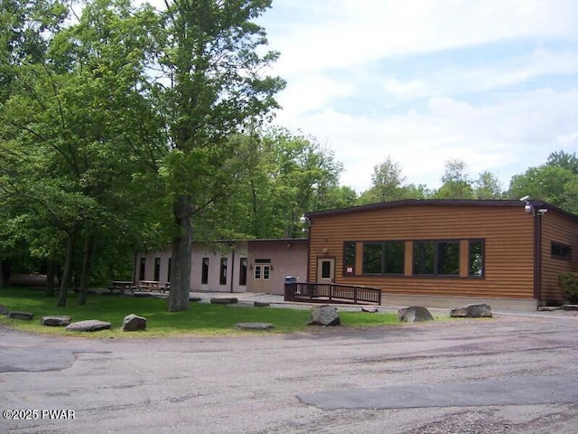 75 Beaver Lake Dr, Lake Ariel, PA 18436