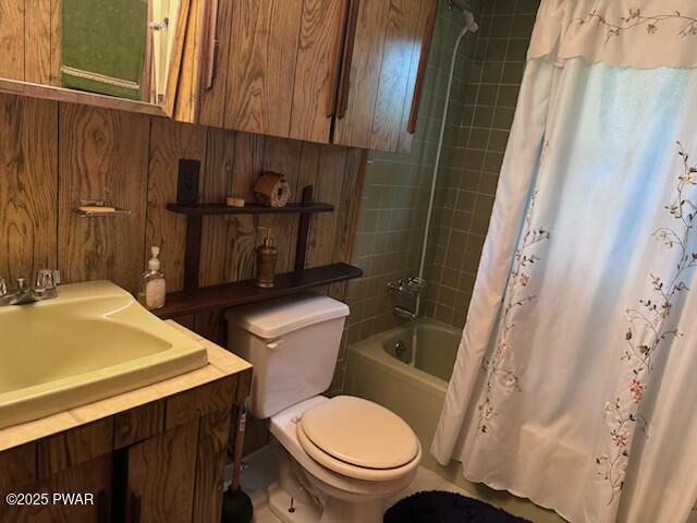 142 Myck Rd, Dingmans Ferry, PA 18328 - full bath featuring shower / tub combo and vanity