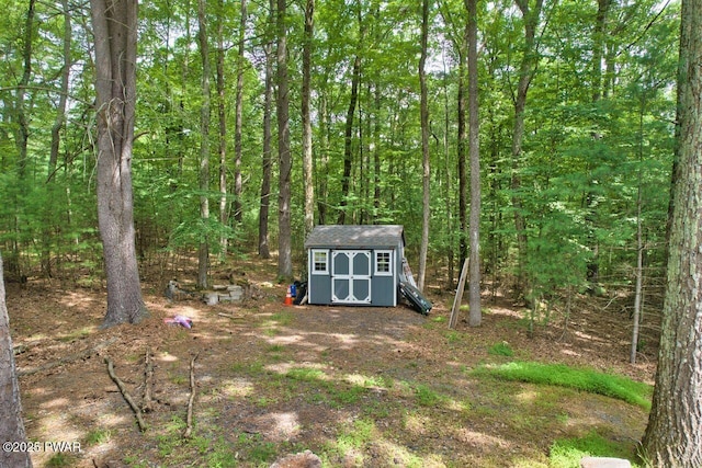 142 Myck Rd, Dingmans Ferry, PA 18328 - view of yard featuring a storage unit and a view of trees