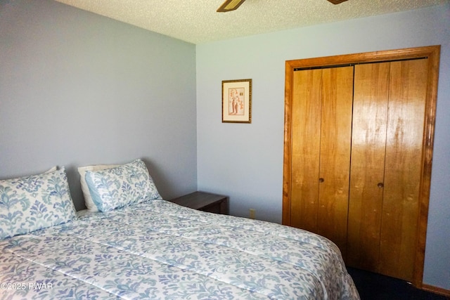 bedroom with a ceiling fan, a textured ceiling, and a closet