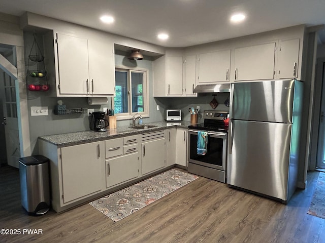 112 N Maple Ln, Greentown, PA 18426 - kitchen with stainless steel appliances, under cabinet range hood, wood finished floors, and recessed lighting