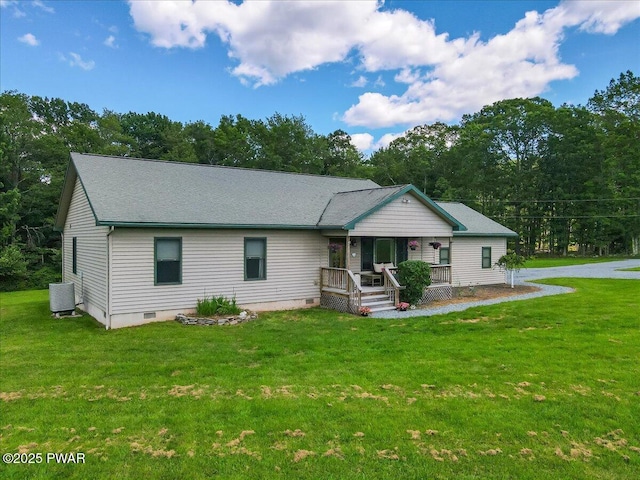 11 Coyote Rdg, Hawley, PA 18428 - view of front of home featuring crawl space, a porch, and a front lawn