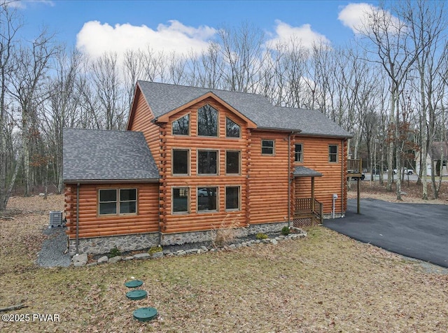 view of front of home featuring a front yard and central AC unit