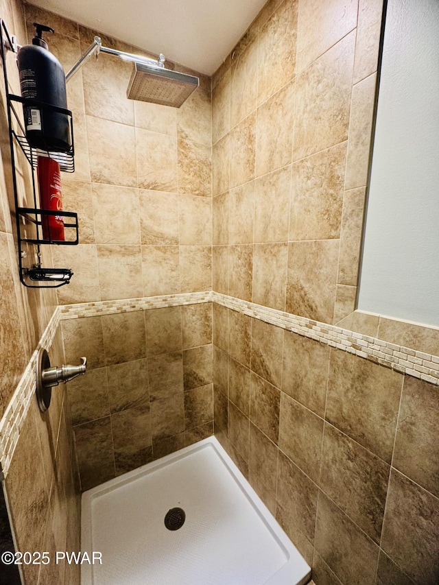 bathroom featuring tiled shower