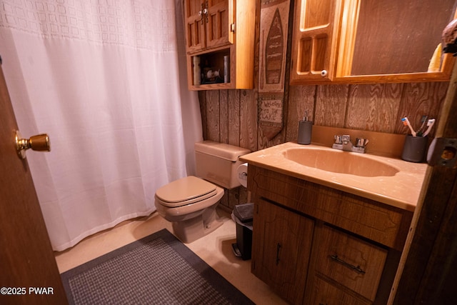 bathroom featuring toilet, a shower with curtain, and vanity