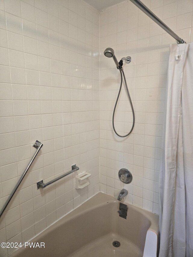 bathroom featuring shower / bath combo with shower curtain