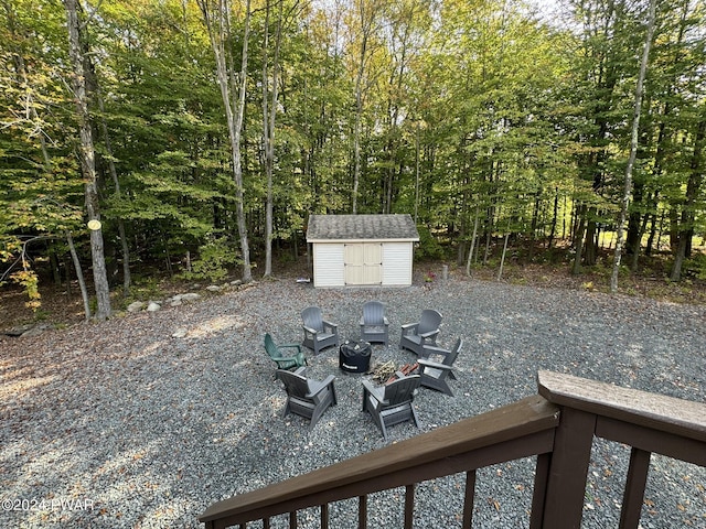 view of yard with a storage shed