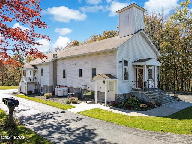 view of front of house with a front yard