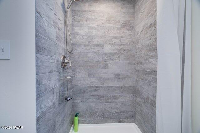 bathroom featuring tiled shower