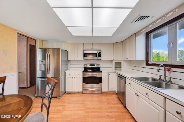 1528 Mount Cobb Rd, Jefferson Township, PA 18436 - kitchen with stainless steel appliances, light wood-type flooring, light countertops, and tasteful backsplash