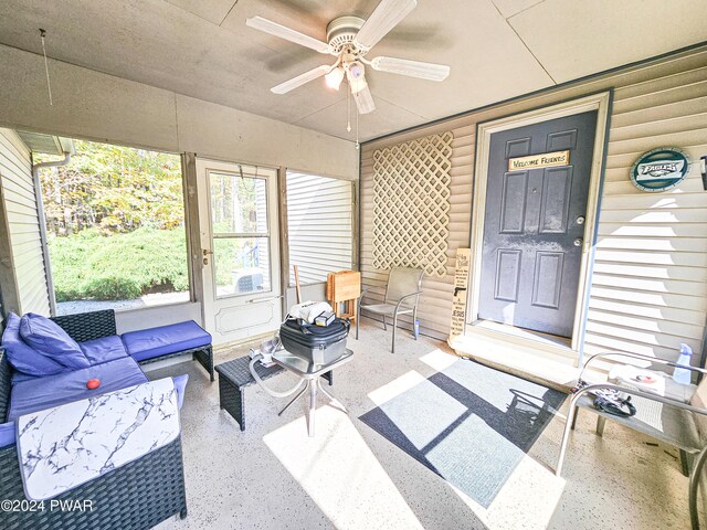 sunroom with ceiling fan