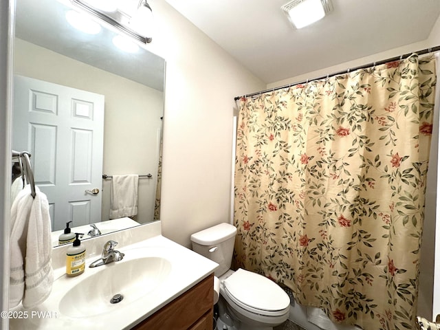 full bathroom featuring toilet, visible vents, a shower with shower curtain, and vanity