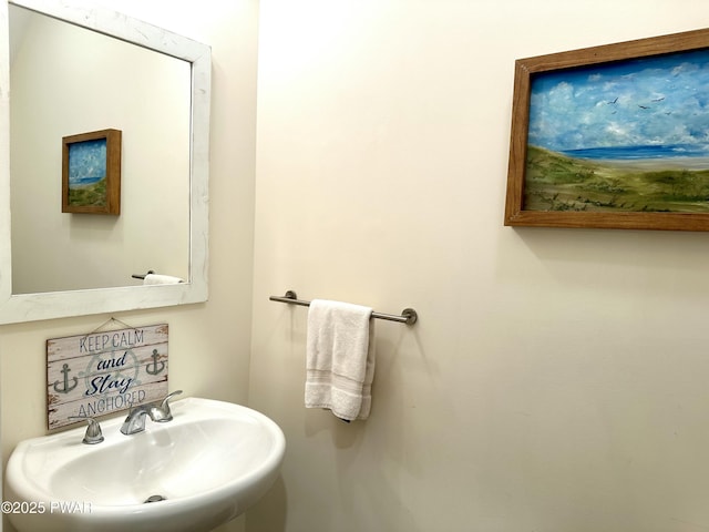 bathroom featuring a sink