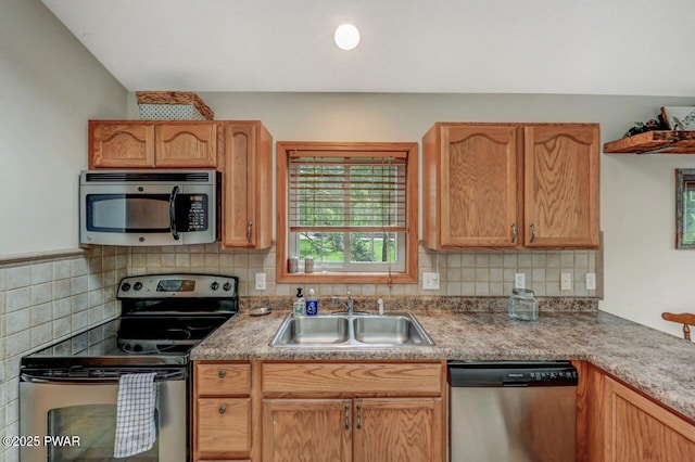 1007 Apache Ct, Lake Ariel, PA 18436 - kitchen with stainless steel appliances, a sink, backsplash, and light countertops