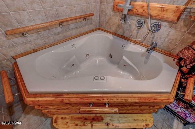 1007 Apache Ct, Lake Ariel, PA 18436 - full bath featuring a jetted tub, tile patterned flooring, and tile walls
