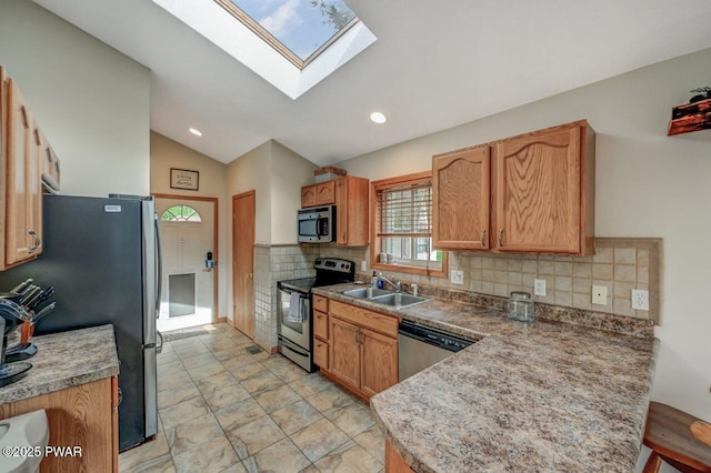 1007 Apache Ct, Lake Ariel, PA 18436 - kitchen featuring stainless steel appliances, a sink, decorative backsplash, a peninsula, and a skylight