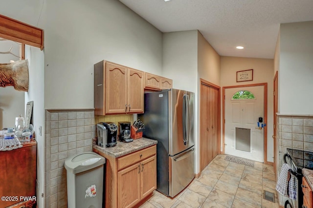 1007 Apache Ct, Lake Ariel, PA 18436 - kitchen featuring freestanding refrigerator, light countertops, and a textured ceiling