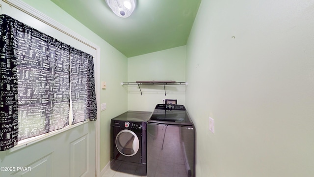 103 Windwards Ln, Dingmans Ferry, PA 18328 - laundry area with washer and dryer and baseboards