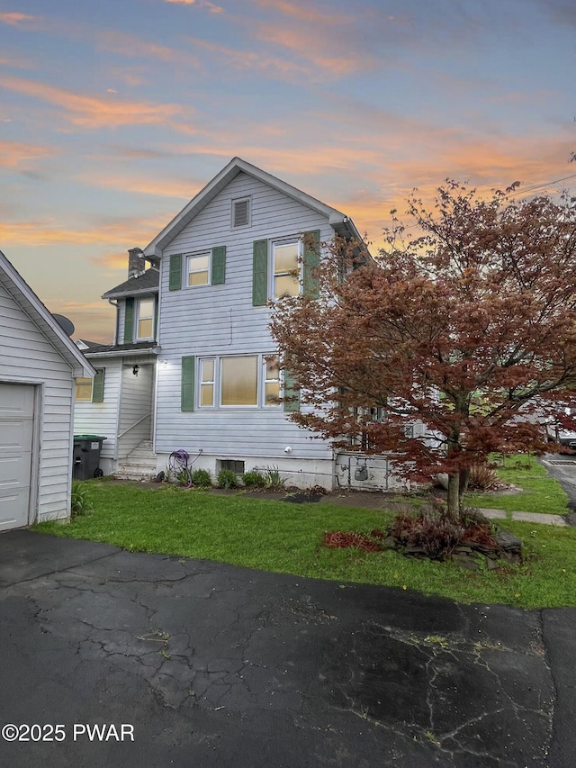 view of front of house featuring a front lawn
