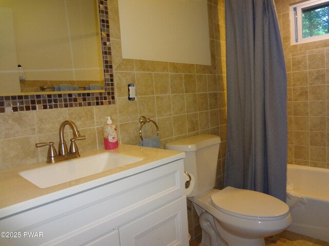 115 Eastwood Dr, Greentown, PA 18426 - full bath featuring tile walls, shower / bath combo with shower curtain, vanity, and decorative backsplash