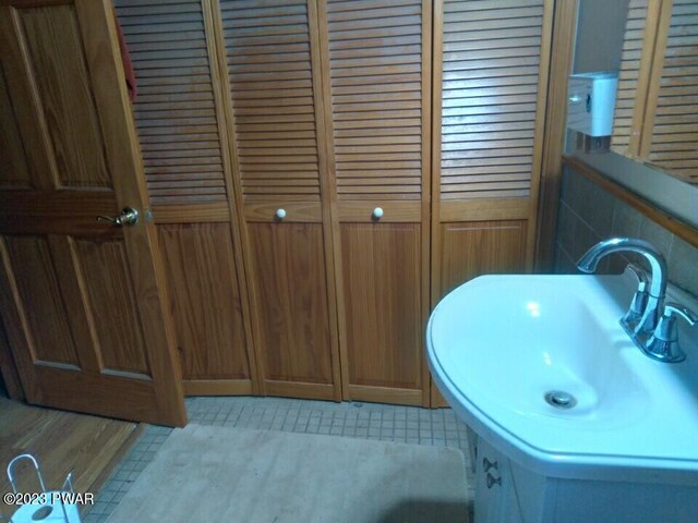 bathroom featuring backsplash and sink