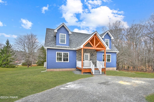 view of front facade featuring a front yard