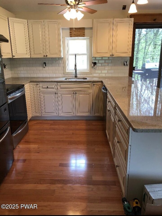 127 E Mulberry Dr, Milford, PA 18337 - kitchen with appliances with stainless steel finishes, a ceiling fan, a peninsula, and white cabinets