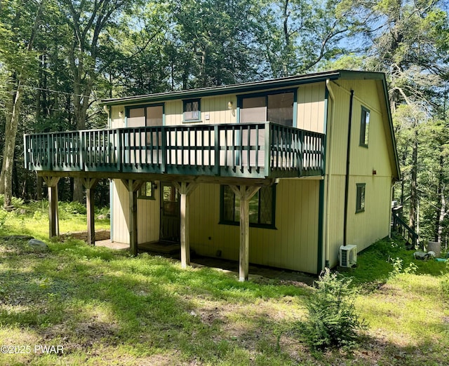 219 Woodpecker Ct, Bushkill, PA 18324 - back of property featuring a wooden deck