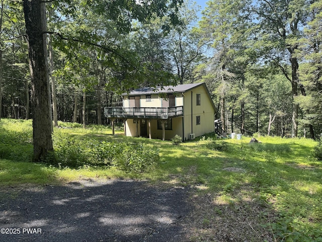 219 Woodpecker Ct, Bushkill, PA 18324 - back of property featuring a deck