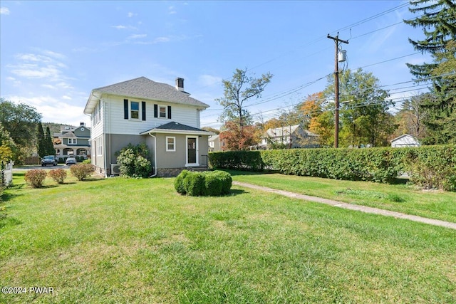 view of front of home featuring a front lawn