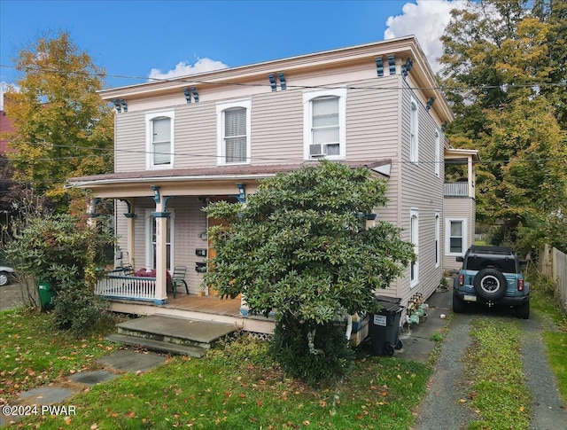 italianate-style house featuring covered porch