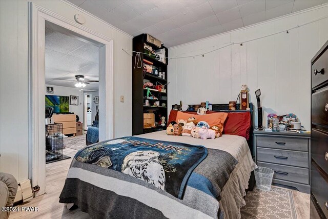 bedroom with light hardwood / wood-style floors and ceiling fan