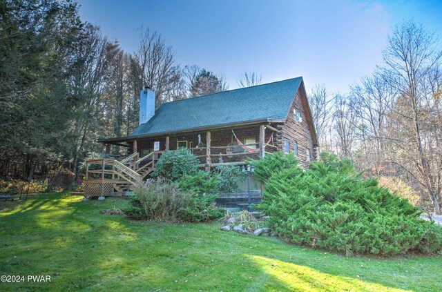 view of front facade featuring a front lawn