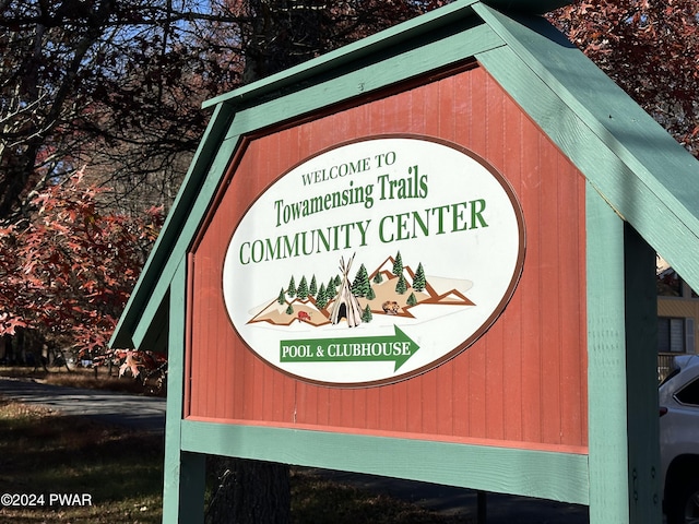 view of community / neighborhood sign