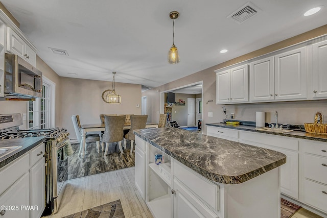 1011 Salem Pl, Lake Ariel, PA 18436 - kitchen featuring appliances with stainless steel finishes, a sink, a kitchen island, white cabinetry, and recessed lighting
