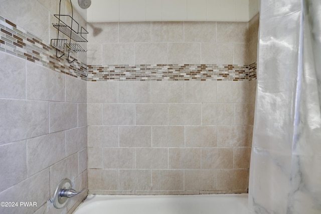 bathroom featuring shower / tub combo