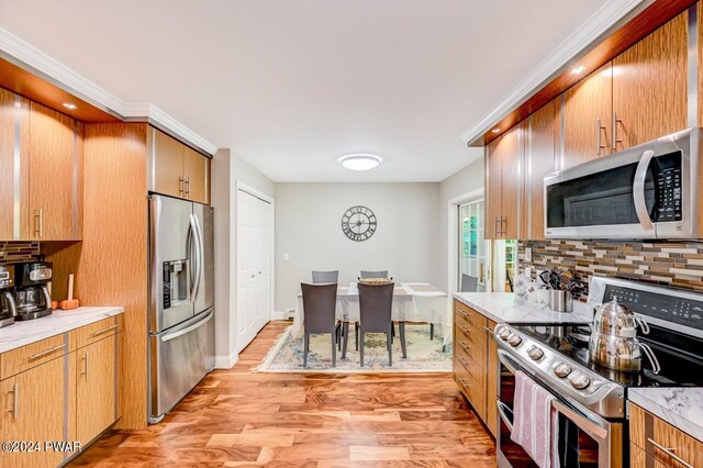 1412 Woodview Ter # 56, Lake Ariel, PA 18436 - kitchen with stainless steel appliances, tasteful backsplash, light wood finished floors, light countertops, and baseboards