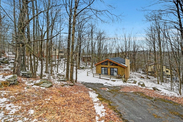 view of front of house with driveway