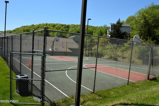 504 St Ives Ct, Bushkill, PA 18324 - view of sport court with community basketball court