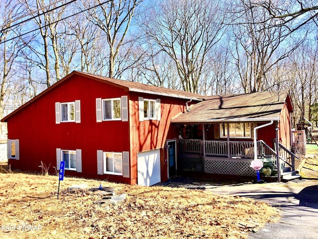 view of front of house with covered porch and a garage