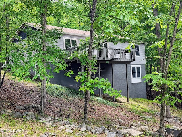104 Radcliff Rd, Bushkill, PA 18324 - rear view of house featuring a wooden deck