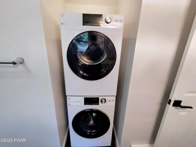 104 Radcliff Rd, Bushkill, PA 18324 - laundry area with stacked washer / dryer