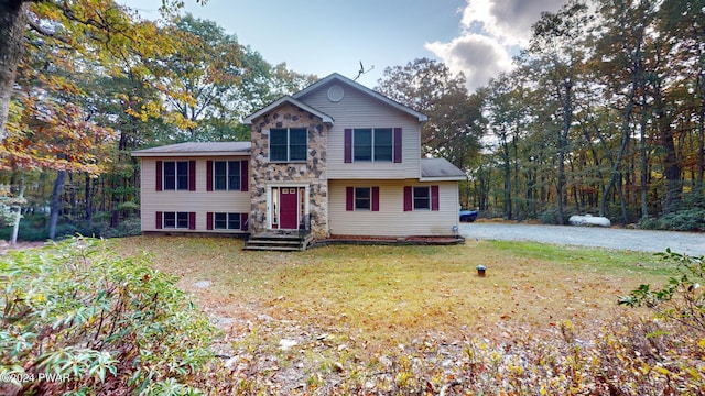 view of front of property featuring a front yard