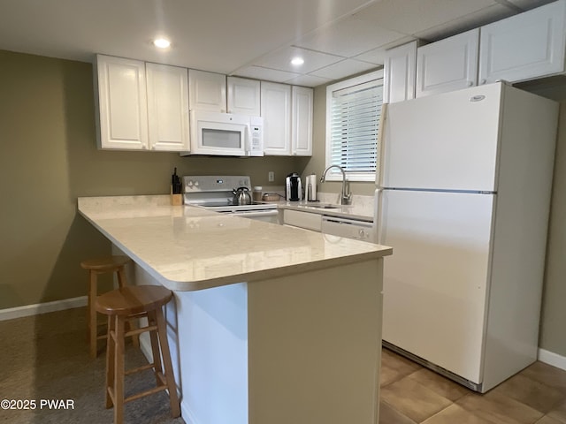 110 Waterview Ln Unit 31, Greentown, PA 18426 - kitchen featuring white appliances, white cabinetry, a peninsula, a kitchen bar, and recessed lighting
